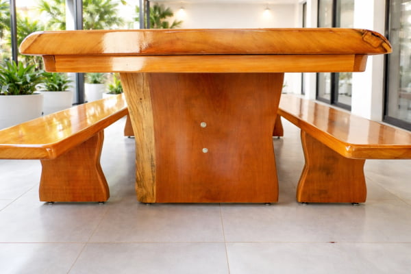 01 Conjunto de Mesa Rústica Tampão (250cm x 85cm x 5,5cm) Bordas Orgânicas no tampão e Pés da Mesa formato Taça com 02 Bancos Rústicos Tampão(250cm x 36cm x 4cm) - Madeira Garapeira – Acabamento Verniz  - 08 Lugares