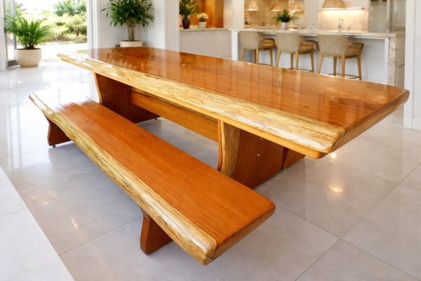 01 Conjunto de Mesa Rústica Tampão (250cm x 85cm x 5,5cm) Bordas Orgânicas no tampão e Pés da Mesa formato Taça com 02 Bancos Rústicos Tampão(250cm x 36cm x 4cm) - Madeira Garapeira – Acabamento Verniz  - 08 Lugares