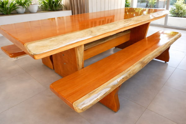 01 Conjunto de Mesa Rústica Tampão (250cm x 85cm x 5,5cm) Bordas Orgânicas no tampão e Pés da Mesa formato Taça com 02 Bancos Rústicos Tampão(250cm x 36cm x 4cm) - Madeira Garapeira – Acabamento Verniz  - 08 Lugares