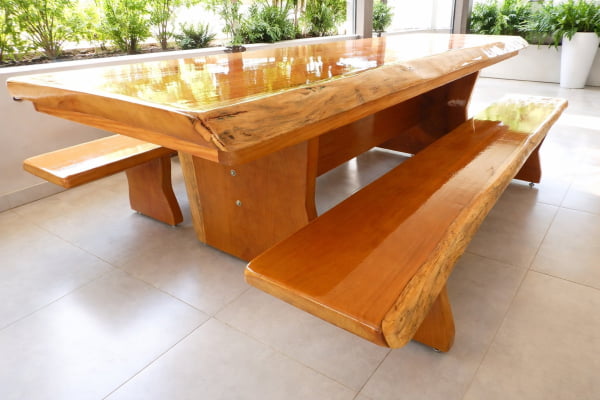 01 Conjunto de Mesa Rústica Tampão (250cm x 85cm x 5,5cm) Bordas Orgânicas no tampão e Pés da Mesa formato Taça com 02 Bancos Rústicos Tampão(250cm x 36cm x 4cm) - Madeira Garapeira – Acabamento Verniz  - 08 Lugares