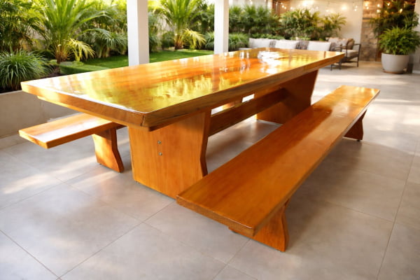Conjunto Mesa Rústica (300cm x 90cm x 6cm) com 2 Bancos Rústicos (300cm X 36cm 4cm) de Madeira Maciça de Garapeira – Pés Formato Taça - Acabamento Verniz Incolor Auto brilho - 10 lugares 