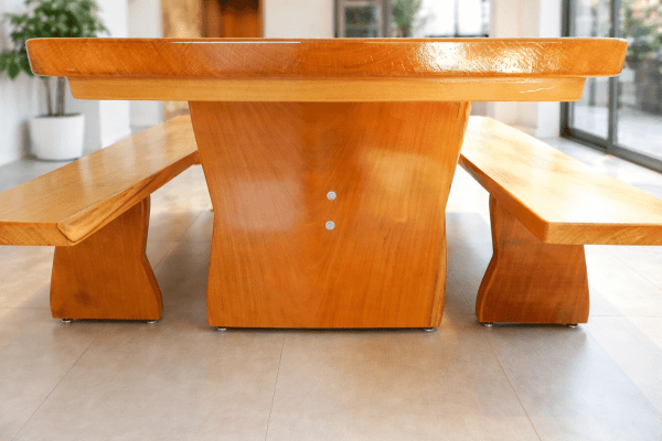 Conjunto Mesa Rústica (300cm x 90cm x 6cm) com 2 Bancos Rústicos (300cm X 36cm 4cm) de Madeira Maciça de Garapeira – Pés Formato Taça - Acabamento Verniz Incolor Auto brilho - 10 lugares 