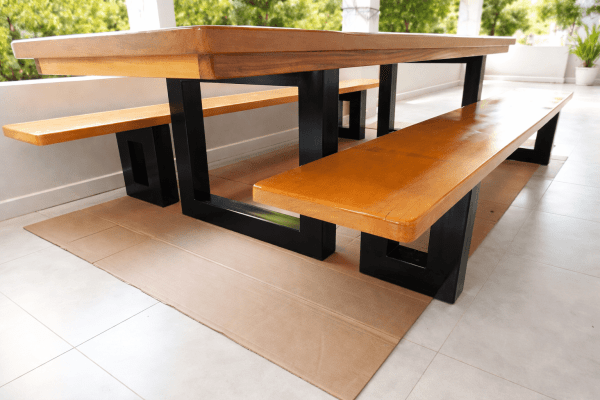 Conjunto Mesa Rústica de Madeira Maciça de Garapeira (300cm x 90cm x 6cm) com 2 Bancos Rústicos (300cm X 38cm x 4cm) com Pés de ferro Metalom 100mm x 100mm  –  Acabamento Verniz Auto Brilho - 10 lugares
