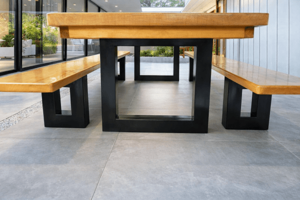 Conjunto Mesa Rústica de Madeira Maciça de Garapeira (300cm x 90cm x 6cm) com 2 Bancos Rústicos (300cm X 38cm x 4cm) com Pés de ferro Metalom 100mm x 100mm  –  Acabamento Verniz Auto Brilho - 10 lugares