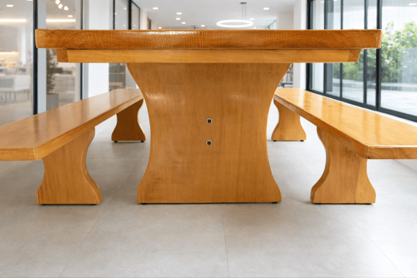 Conjunto Mesa Rústica Garapeira (200cm x 85cm x 5,5cm) com 2 Bancos Rústicos (200cm X 36cm x 4cm) de Madeira Maciça de Garapeira – Pés Formato Taça - 06 a 08 lugares 