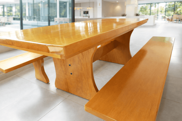 Conjunto Mesa Rústica Garapeira (200cm x 85cm x 5,5cm) com 2 Bancos Rústicos (200cm X 36cm x 4cm) de Madeira Maciça de Garapeira – Pés Formato Taça - 06 a 08 lugares 