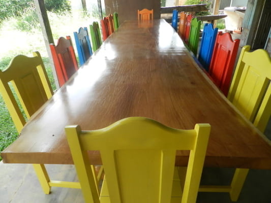 Conjunto Mesa Rústica Madeira Maciça Tampão (500cm x 90cm x 5,5cm) com 16 Cadeiras Rústicas Coloniais Coloridas de Madeira Maciça de Garapeira - 16 lugares