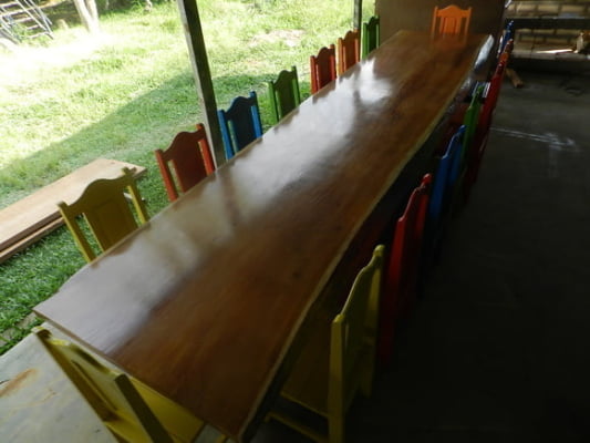 Conjunto Mesa Rústica Madeira Maciça  Tampão (500cm x 90cm x 5,5cm) com 16 Cadeiras Rústicas Coloniais Coloridas de Madeira Maciça de Garapeira - 16 lugares