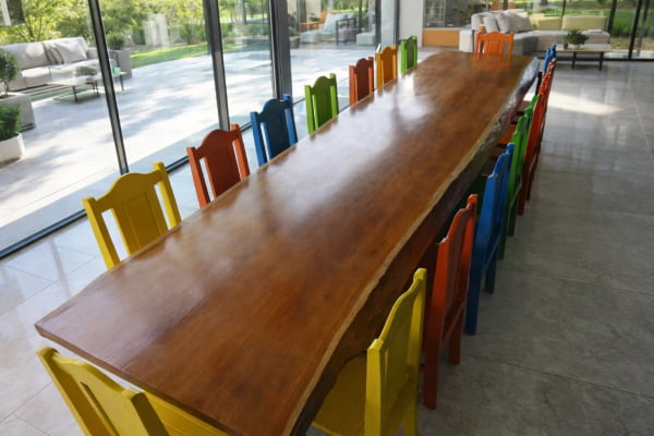 Conjunto Mesa Rústica Madeira Maciça  Tampão (500cm x 90cm x 5,5cm) com 16 Cadeiras Rústicas Coloniais Coloridas de Madeira Maciça de Garapeira - 16 lugares