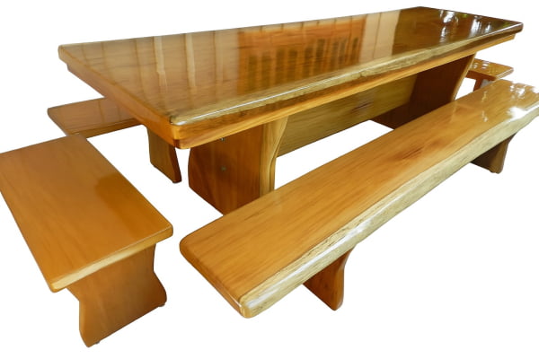 Conjunto Mesa Rústica Tampão(250cm x 90cm 5,5cm) com 2 Bancos Laterais(250cm X 38cm x 4cm) e 2 Bancos Cabeceira (80cm x 38cm x 4cm) Pés Taça - Acabamento Verniz PU Auto Brilho - Madeira Maciça de Garapeira – 10 lugares