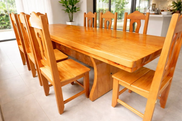 Conjunto Mesa Rústica Tampão(280cm x 86cm x 6cm) com 8 Cadeiras Rústicas Coloniais, tudo em Madeira Maciça de Garapeira – Pés Formato Taça - Acabamento Verniz PU Automotivo Incolor Auto brilho - 08 lugares