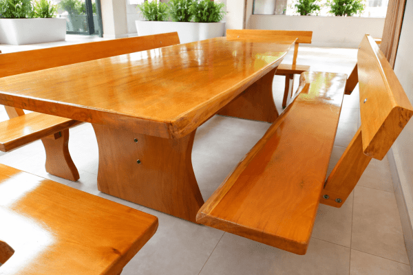 Mesa Rústica (300cm x 86cm x 5,5cm) com 4 Bancos com encosto,  2 (300cm X 36cm X 4cm) e  2(90cmx36cm x 4cm)  de Madeira Maciça de Garapeira – Acabamento Verniz Auto Brilho - Pés Taça -  Bordas  Orgânicas - 12 lugares