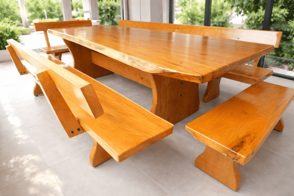 Mesa Rústica (300cm x 86cm x 5,5cm) com 4 Bancos com encosto,  2 (300cm X 36cm X 4cm) e  2(90cmx36cm x 4cm)  de Madeira Maciça de Garapeira – Acabamento Verniz Auto Brilho - Pés Taça -  Bordas  Orgânicas - 12 lugares