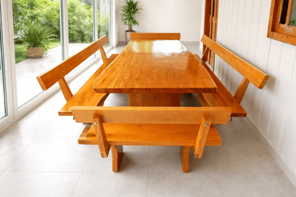 Mesa Rústica (300cm x 86cm x 5,5cm) com 4 Bancos com encosto,  2 (300cm X 36cm X 4cm) e  2(90cmx36cm x 4cm)  de Madeira Maciça de Garapeira – Acabamento Verniz Auto Brilho - Pés Taça -  Bordas  Orgânicas - 12 lugares