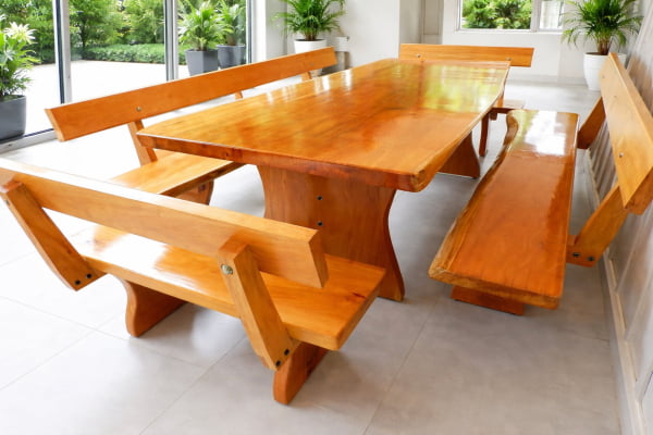 Mesa Rústica (300cm x 86cm x 5,5cm) com 4 Bancos com encosto,  2 (300cm X 36cm X 4cm) e  2(90cmx36cm x 4cm)  de Madeira Maciça de Garapeira – Acabamento Verniz Auto Brilho - Pés Taça -  Bordas  Orgânicas - 12 lugares