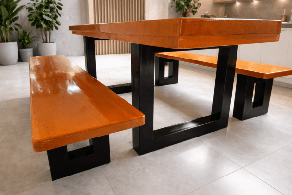 Mesa Rústica Madeira Maciça Tampo(200cm x 85cm x 6cm) com 2 Bancos Rústicos (200cm x 36cm x 4cm) Pés em Ferro Metalom 100mm x 100mm Madeira Maciça Garapeira – Acabamento Verniz Auto Brilho na cor Cedro - 06 lugares