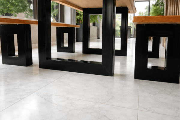 Mesa Rústica Madeira Maciça Tampo(200cm x 85cm x 6cm) com 2 Bancos Rústicos (200cm x 36cm x 4cm) Pés em Ferro Metalom 100mm x 100mm Madeira Maciça Garapeira – Acabamento Verniz Auto Brilho na cor Cedro - 06 lugares