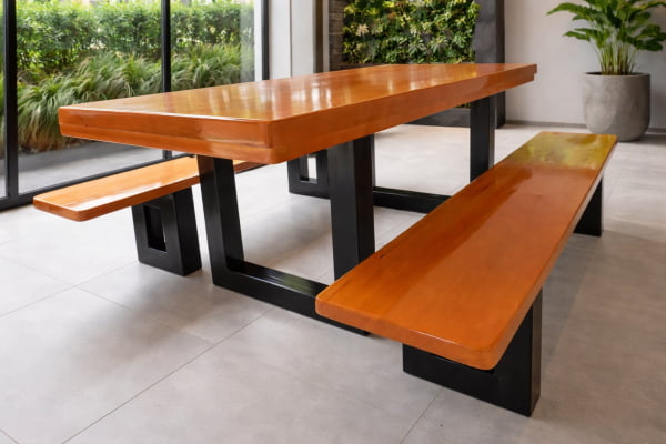 Mesa Rústica Madeira Maciça Tampo(200cm x 85cm x 6cm) com 2 Bancos Rústicos (200cm x 36cm x 4cm) Pés em Ferro Metalom 100mm x 100mm Madeira Maciça Garapeira – Acabamento Verniz Auto Brilho na cor Cedro - 06 lugares