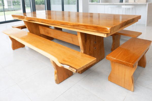 Mesa Rústica Tampo (3mts x 85cm x 5,5cm) + 2 Bancos Laterais Tampo(3mts X 36cm X 4cm) + 2 Bancos Cabeceira Tampo(80cm X 36cm X 4cm) c/Bordas Orgânicas - Pés Taça - Madeira Maciça de Garapeira – Verniz Auto-Brilho - 12 lugares