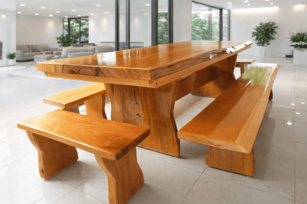 Mesa Rústica Tampo (3mts x 85cm x 5,5cm) + 2 Bancos Laterais Tampo(3mts X 36cm X 4cm) + 2 Bancos Cabeceira Tampo(80cm X 36cm X 4cm) c/Bordas Orgânicas - Pés Taça - Madeira Maciça de Garapeira – Verniz Auto-Brilho - 12 lugares