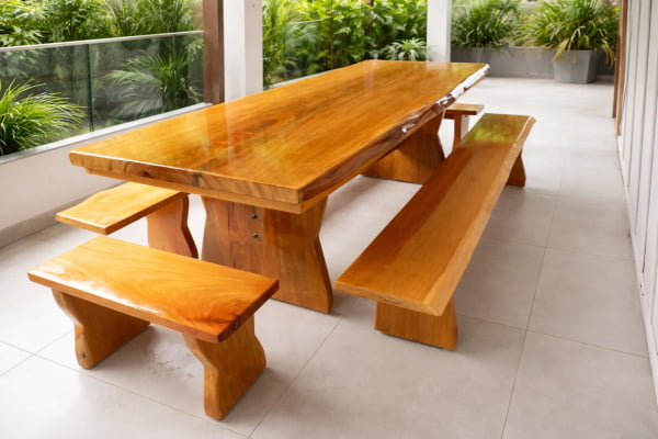 Mesa Rústica Tampo (3mts x 85cm x 5,5cm) + 2 Bancos Laterais Tampo(3mts X 36cm X 4cm) + 2 Bancos Cabeceira Tampo(80cm X 36cm X 4cm) c/Bordas Orgânicas - Pés Taça - Madeira Maciça de Garapeira – Verniz Auto-Brilho - 12 lugares