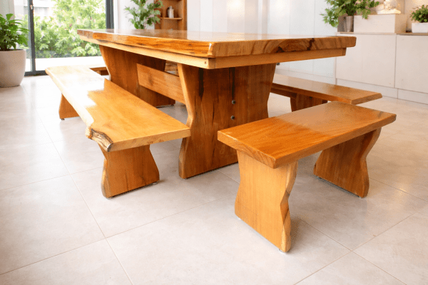 Mesa Rústica Tampo (3mts x 85cm x 5,5cm) + 2 Bancos Laterais Tampo(3mts X 36cm X 4cm) + 2 Bancos Cabeceira Tampo(80cm X 36cm X 4cm) c/Bordas Orgânicas - Pés Taça - Madeira Maciça de Garapeira – Verniz Auto-Brilho - 12 lugares