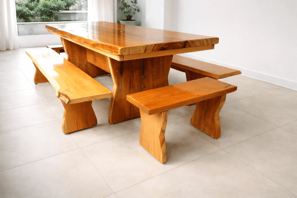 Mesa Rústica Tampo (3mts x 85cm x 5,5cm) + 2 Bancos Laterais Tampo(3mts X 36cm X 4cm) + 2 Bancos Cabeceira Tampo(80cm X 36cm X 4cm) c/Bordas Orgânicas - Pés Taça - Madeira Maciça de Garapeira – Verniz Auto-Brilho - 12 lugares