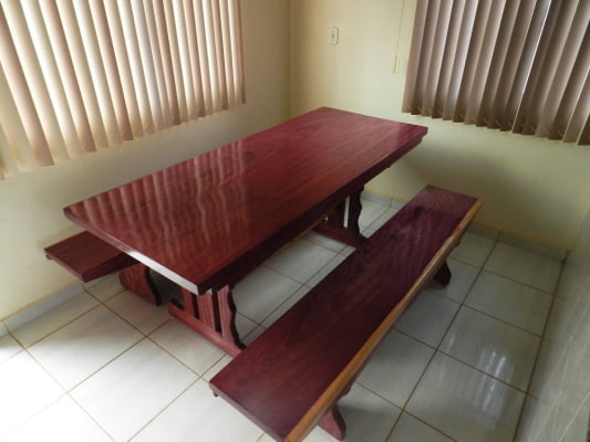 Conjunto Mesa Rústica (200cm x 85cm x 5cm) com 2 Bancos Rústicos (200cm X 36 x 4cm) de Madeira Maciça de Roxão – 6 lugares