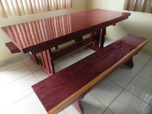 Conjunto Mesa Rústica (200cm x 85cm x 5cm) com 2 Bancos Rústicos (200cm X 36 x 4cm) de Madeira Maciça de Roxão – 6 lugares
