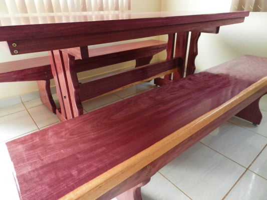 Conjunto Mesa Rústica (200cm x 85cm x 5cm) com 2 Bancos Rústicos (200cm X 36 x 4cm) de Madeira Maciça de Roxão – 6 lugares