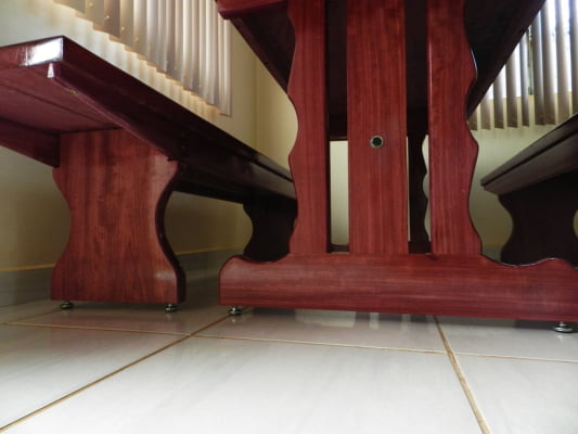 Conjunto Mesa Rústica (200cm x 85cm x 5cm) com 2 Bancos Rústicos (200cm X 36 x 4cm) de Madeira Maciça de Roxão – 6 lugares