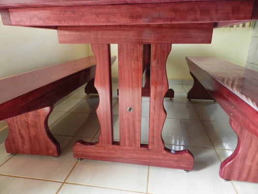 Conjunto Mesa Rústica (200cm x 85cm x 5cm) com 2 Bancos Rústicos (200cm X 36 x 4cm) de Madeira Maciça de Roxão – 6 lugares