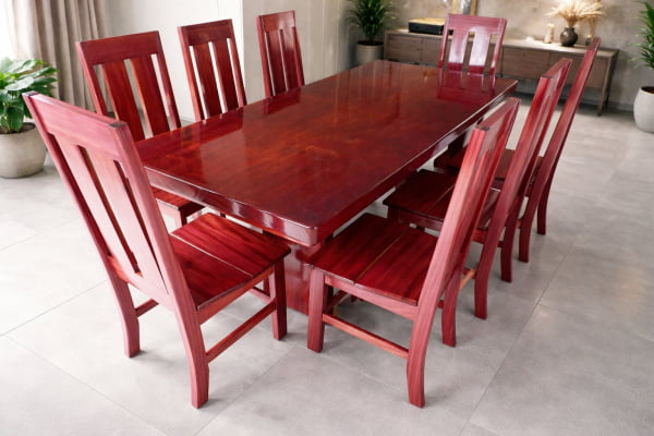 Conjunto Mesa Rústica (250cm x 85cm) com 8 Cadeiras Coloniais Rústicas de Madeira Maciça de Roxão – Acabamento Verniz PU incolor Auto Brilho - 08 lugares  