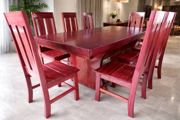 Conjunto Mesa Rústica (250cm x 85cm) com 8 Cadeiras Coloniais Rústicas de Madeira Maciça de Roxão – Acabamento Verniz PU incolor Auto Brilho - 08 lugares