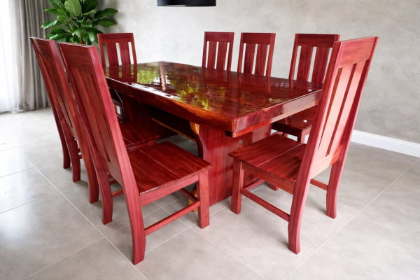 Conjunto Mesa Rústica (250cm x 85cm) com 8 Cadeiras Coloniais Rústicas de Madeira Maciça de Roxão – Acabamento Verniz PU incolor Auto Brilho - 08 lugares  