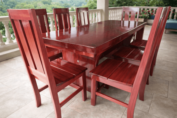 Conjunto Mesa Rústica (250cm x 85cm) com 8 Cadeiras Coloniais Rústicas de Madeira Maciça de Roxão – Acabamento Verniz PU incolor Auto Brilho - 08 lugares