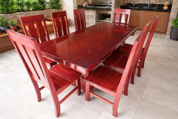 Conjunto Mesa Rústica (250cm x 85cm) com 8 Cadeiras Coloniais Rústicas de Madeira Maciça de Roxão – Acabamento Verniz PU incolor Auto Brilho - 08 lugares