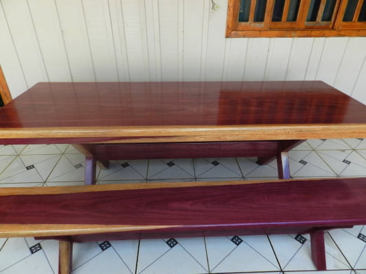 Conjunto Mesa Rústica (250cm x 85cm) Pés Formato X, com 2 Bancos Rústicos (250cm X 36cm) de Madeira Maciça de Roxão – 8 lugares