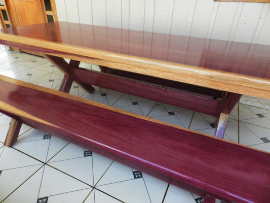 Conjunto Mesa Rústica (250cm x 85cm) Pés Formato X, com 2 Bancos Rústicos (250cm X 36cm) de Madeira Maciça de Roxão – 8 lugares