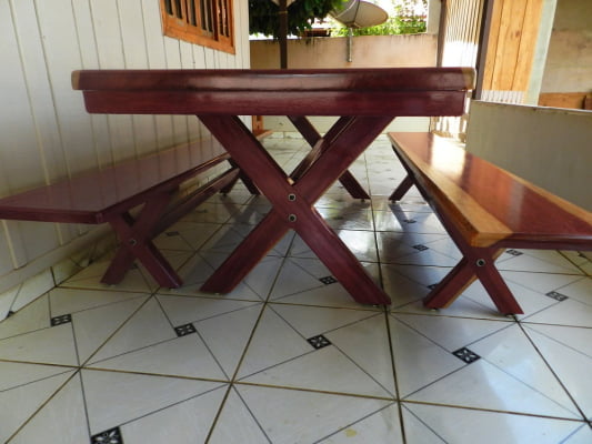 Conjunto Mesa Rústica (250cm x 85cm) Pés Formato X, com 2 Bancos Rústicos (250cm X 36cm) de Madeira Maciça de Roxão – 8 lugares