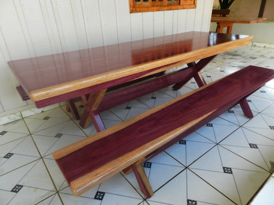 Conjunto Mesa Rústica (250cm x 85cm) Pés Formato X, com 2 Bancos Rústicos (250cm X 36cm) de Madeira Maciça de Roxão – 8 lugares