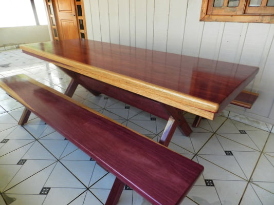 Conjunto Mesa Rústica (250cm x 85cm) Pés Formato X, com 2 Bancos Rústicos (250cm X 36cm) de Madeira Maciça de Roxão – 8 lugares