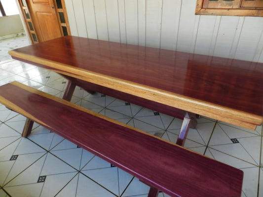 Conjunto Mesa Rústica (250cm x 85cm) Pés Formato X, com 2 Bancos Rústicos (250cm X 36cm) de Madeira Maciça de Roxão – 8 lugares