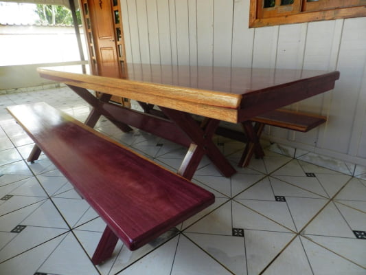 Conjunto Mesa Rústica (250cm x 85cm) Pés Formato X, com 2 Bancos Rústicos (250cm X 36cm) de Madeira Maciça de Roxão – 8 lugares