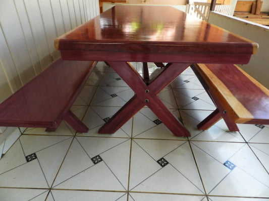 Conjunto Mesa Rústica (250cm x 85cm) Pés Formato X, com 2 Bancos Rústicos (250cm X 36cm) de Madeira Maciça de Roxão – 8 lugares