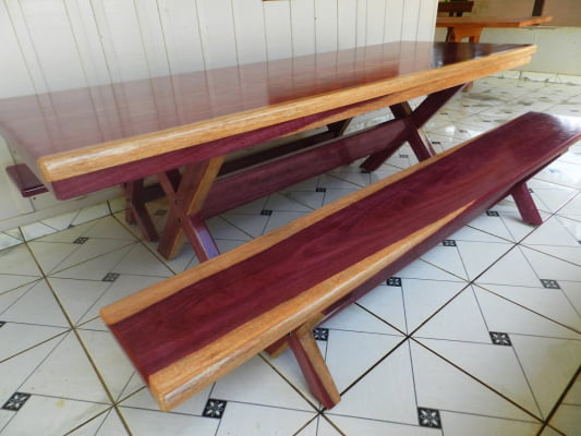 Conjunto Mesa Rústica (250cm x 85cm) Pés Formato X, com 2 Bancos Rústicos (250cm X 36cm) de Madeira Maciça de Roxão – 8 lugares