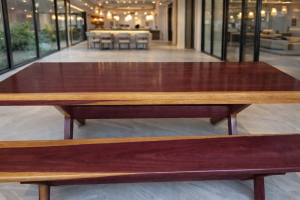 Conjunto Mesa Rústica (250cm x 85cm) Pés Formato X, com 2 Bancos Rústicos (250cm X 36cm) de Madeira Maciça de Roxão – 8 lugares