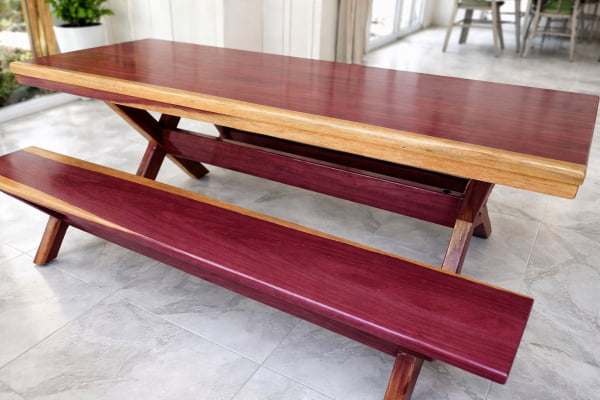 Conjunto Mesa Rústica (250cm x 85cm) Pés Formato X, com 2 Bancos Rústicos (250cm X 36cm) de Madeira Maciça de Roxão – 8 lugares