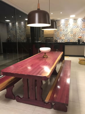 Conjunto Mesa Rústica (250cm x 87cm x 6cm) Pés Formato Torre, com 2 Bancos Rústicos (250cm X 36cm x 4cm) de Madeira Maciça de Roxão – 08 lugares