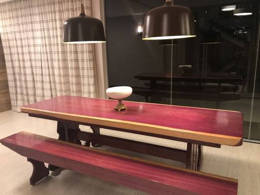 Conjunto Mesa Rústica (250cm x 87cm x 6cm) Pés Formato Torre, com 2 Bancos Rústicos (250cm X 36cm x 4cm) de Madeira Maciça de Roxão – 08 lugares